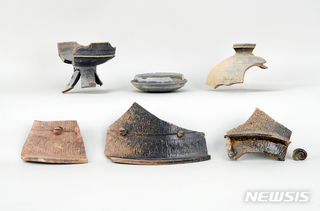 나주 송제리 고분 도랑 출토 토기류. 고배, 개배, 병, 기대