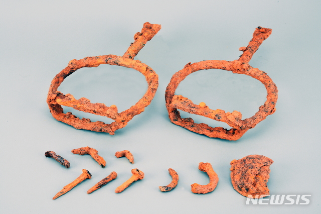  나주 송제리 고분 돌방 출토 유물들. 발걸이, 말 다래 고정구, 관못, 관고리