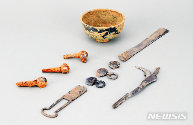 나주 송제리 고분 돌방 출토 유물. 은제 관식, 은제 허리띠 장식, 은피 관못, 청동 잔