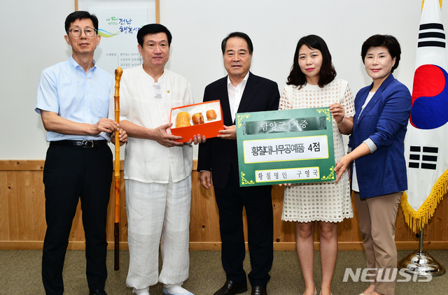 【담양=뉴시스】 송창헌 기자 = 세계무형문화재 황칠기능보유자 구영국(왼쪽에서 두번째)씨가 25일 대나무를 소재로 한 황칠공예품 4점을 담양군에 기증한 뒤 최형식 군수 등 담양군 관계자들과 기념사진을 찍고 있다. 2019.07.25 (사진=담양군 제공) photo@newsis.com