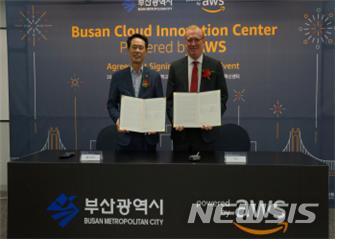  [부산=뉴시스] 허상천 기자 = 부산시는 25일 세계 1위 클라우드 기업인 아마존웹서비스와 부산 클라우드 혁신센터에서 스마트시티 이니셔티브 발전과 공공부문 혁신 강화 등을 위한 새 협약을 체결했다.2019.07.25. (사진 = 부산시 제공) photo@newsis.com