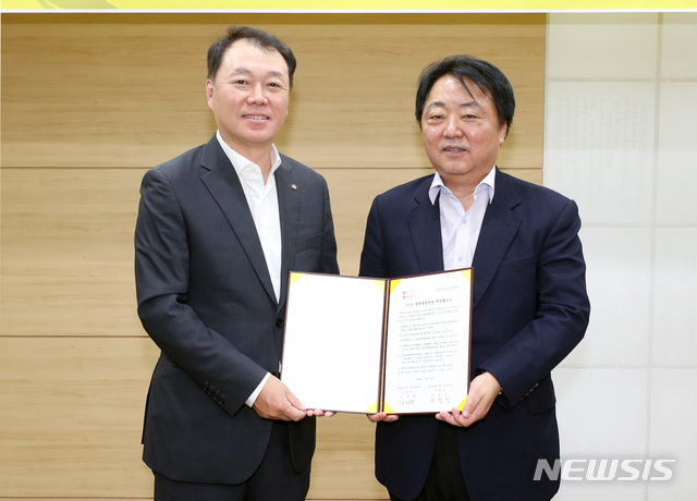 【청주=뉴시스】강신욱 기자 = 25일 충북 청주시청 직지실에서 청원생명축제추진위원회와 충북소주·롯데주류가 청원생명축제 입장권 판매를 위한 후원 협약을 하고 있다. 2019.07.25. (사진=청주시 제공) photo@newsis.com