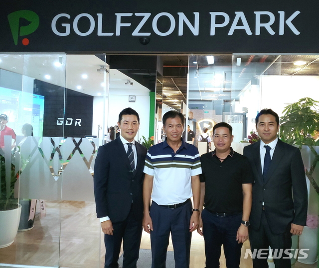  【서울=뉴시스】(왼쪽부터)골프존 글로벌 사업 총괄 김주현 상무이사, 트란 둑 판 베트남 문화체육관광부 차관, 흥 응웬 꾸옥 베트남 문화체육관광부 산하 골프협회장, 골프존베트남 김일상 법인장.