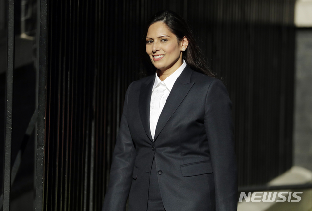 【런던=AP/뉴시스】 내무장관에 임명된 프리티 파텔 전 국제개발부 장관이 24일(현지시간) 런던 다우닝 10번가 총리관저를 향하고 있다. 2019.7.25.