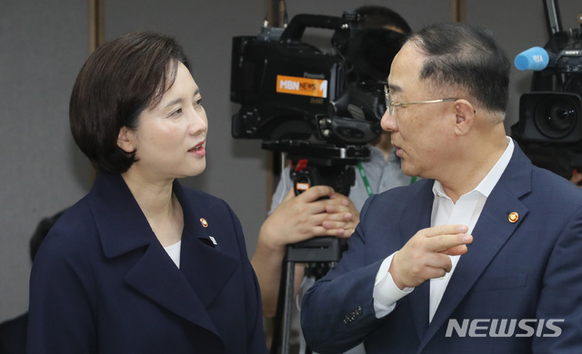 【세종=뉴시스】강종민 기자 = 홍남기 부총리 겸 기획재정부 장관과 유은혜 부총리 겸 교육부 장관이 25일 정부세종청사에서 열린 국정현안점검조정회의에서 대화하고 있다. 2019.07.25.&nbsp;&nbsp; ppkjm@newsis.com