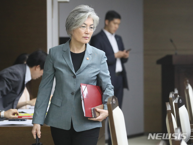 【세종=뉴시스】강종민 기자 = 강경화 외교부 장관이 25일 정부세종청사에서 열린 국정현안점검조정회의에 입장하고 있다. 2019.07.25. ppkjm@newsis.com