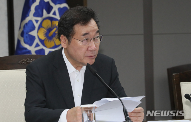 【세종=뉴시스】강종민 기자 = 이낙연 국무총리가 25일 정부세종청사에서 열린 국정현안점검조정회의에서 일본 수출규제 조치와 관련 외교적 해법을 강조하고 있다. 2019.07.25. ppkjm@newsis.com