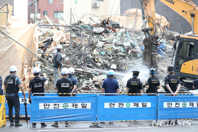 【서울=뉴시스】 전진환 기자 = 25일 오전 서울 서초구 잠원동의 건물 붕괴 사고 현장에서 서초경찰서 과학수사계와 국과수 등 관계자들이 현장 합동 감식을 벌이고 있다.&nbsp; 지난 4일 지상 5층ㆍ지하 1층 규모의 건물이 철거 작업 중 붕괴돼 1명이 사망하고 3명이 부상하는 사고가 발생했다. 2019.07.25.&nbsp; amin2@newsis.com 