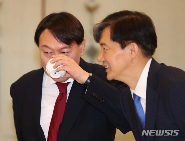 【서울=뉴시스】박진희 기자 = 윤석열 신임 검찰총장이 25일 청와대 본관에서 검찰총장 임명장 수여식 시작을 기다리며 조국 민정수석과 대화하고 있다. 2019.07.25.&nbsp; pak7130@newsis.com