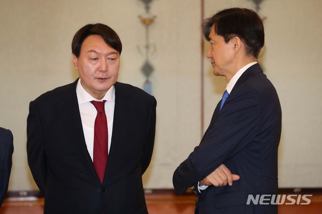 【서울=뉴시스】지난 7월25일 윤석열 검찰총장의 임명장 수여식 당시조국 청와대 민정수석과 함께 있던모습. (사진=뉴시스DB). 2019.07.25. 