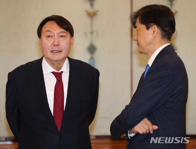 【서울=뉴시스】박진희 기자 = 윤석열 검찰총장이 지난 7월25일 청와대 본관에서 임명장 수여식 시작을 기다리며 조국 당시 민정수석과 대화하고 있다. 2019.07.25. pak7130@newsis.com