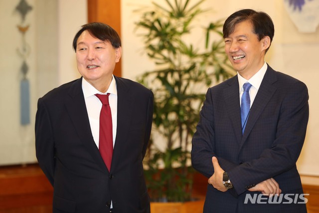 【서울=뉴시스】박진희 기자 = 윤석열 신임 검찰총장이 25일 청와대 본관에서 검찰총장 임명장 수여식 시작을 기다리며 조국 민정수석과 대화하고 있다. 2019.07.25.&nbsp; pak7130@newsis.com 