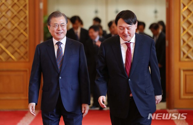 【서울=뉴시스】박진희 기자 = 문재인 대통령이 25일 청와대에서 윤석열 신임 검찰총장과 환담을 한 뒤 이동하고 있다. 2019.07.25.&nbsp; pak7130@newsis.com