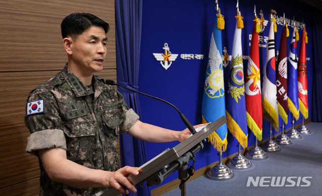 【서울=뉴시스】홍효식 기자 = 김준락 합참공보실장이 25일 오전 서울 용산구 국방부 브리핑실에서 북한 원산 단거리 미사일 관련 정례 브리핑에서 취재진 질문에 답하고 있다. 2019.07.25.&nbsp; yesphoto@newsis.com