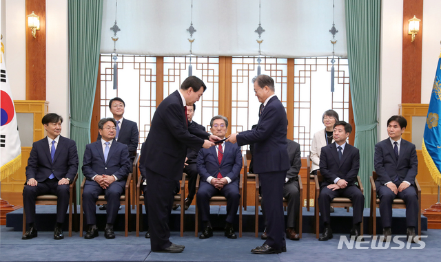 【서울=뉴시스】박진희 기자 = 문재인 대통령이 25일 청와대 본관에서 윤석열 신임 검찰총장에게 임명장을 수여하고 있다. 2019.07.25. pak7130@newsis.com