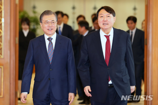 [서울=뉴시스]박진희 기자 = 문재인 대통령이 지난 2019년 7월25일 청와대 본관에서 윤석열 당시 신임 검찰총장 임명장 수여식을 마치고 환담장으로 향하고 있는 모습. 2019.07.25. pak7130@newsis.com