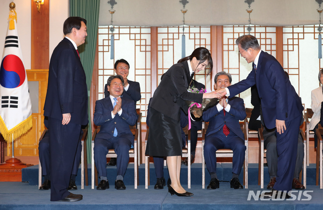 【서울=뉴시스】박진희 기자 = 문재인 대통령이 25일 청와대 본관에서 윤석열 신임 검찰총장에게 임명장을 수여하고 윤 총장 부인 김건희 씨에게 꽃다발을 전달하고 있다. 2019.07.25. pak7130@newsis.com