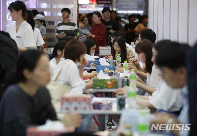 【서울=뉴시스】김진아 기자 = 지난달 25일 서울 강남구 코엑스에서 열린 ‘2020학년도 수시 대학입학정보박람회’가 상담을 받는 학부모와 학생들로 북적이고 있다. 수시 원서접수를 한 달 앞둔 7일 전문가들은 성적과 일정을 고려해 지원대학을 미리 설정해두면 도움이 된다고 조언했다. 2019.07.25. bluesoda@newsis.com
