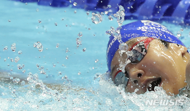 【광주=뉴시스】최진석 기자 = 25일 광주 광산구 남부대학교 시립국제수영장에서 열린 '2019 광주세계수영선수권대회' 경영 여자 800m 계영 예선에 출전한 한국(최정민, 정현영, 박나리, 조현주) 조현주가 역영하고 있다. 2019.07.25.myjs@newsis.com