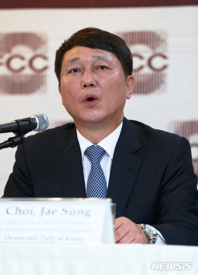 【서울=뉴시스】 이윤청 기자 = 최재성 일본경제침략대책특별위원회 위원장이 25일 서울 중구 프레스센터에서 열린 외신기자간담회에서 발언하고 있다. 더불어민주당 일본경제침략대책특별위원회는 이날 일본의 수출규제의 부당성을 알리고 국제사회의 지지를 당부했다. 2019.07.25. radiohead@newsis.com