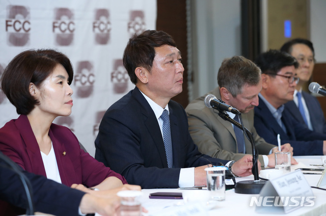 【서울=뉴시스】 이윤청 기자 = 최재성 일본경제침략대책특별위원회 위원장이 25일 서울 중구 프레스센터에서 열린 외신기자간담회에서 발언하고 있다. 더불어민주당 일본경제침략대책특별위원회는 이날 일본의 수출규제의 부당성을 알리고 국제사회의 지지를 당부했다. 2019.07.25. radiohead@newsis.com