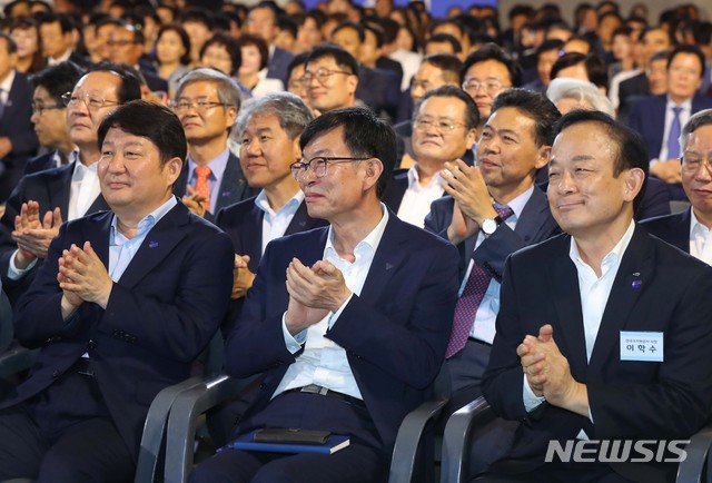 【구미=뉴시스】전신 기자 = 25일 경북 구미 구미코에서 열린 상생형 구미 일자리 투자 협약식에 김상조 청와대 정책실장, 김수현 전 청와대 정책실장, 홍장표 소득주도성장 특별위원장이 참석해 있다. 2019.07.25. photo1006@newsis.com