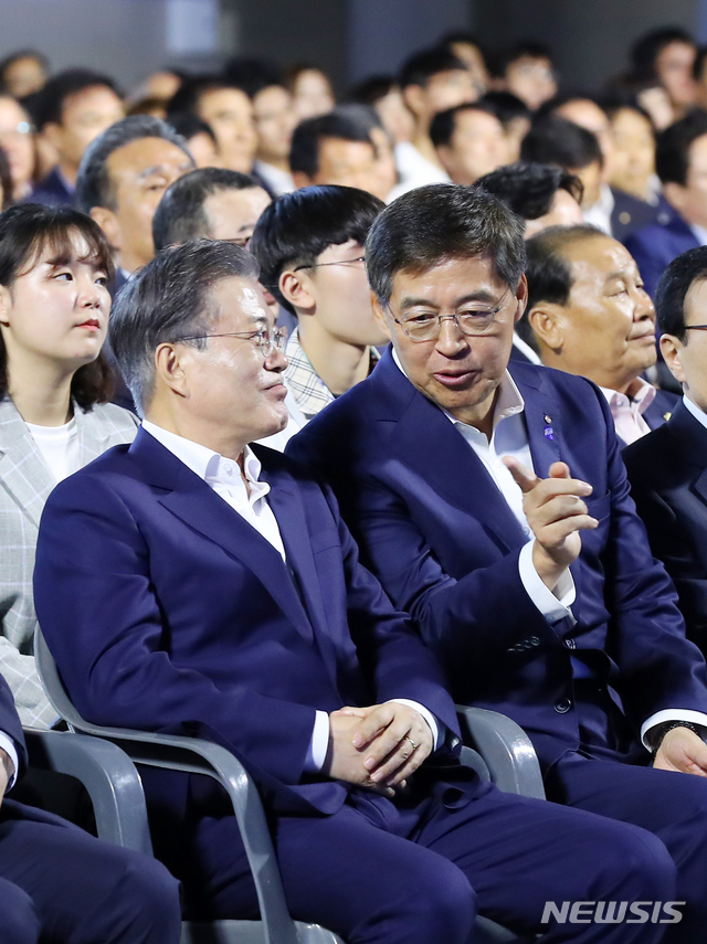 【구미=뉴시스】전신 기자 = 문재인 대통령이 25일 경북 구미 구미코에서 열린 상생형 구미 일자리 투자 협약식에서 신학철 LG화학 대표이사와 대화하고 있다. 2019.07.25.&nbsp; photo1006@newsis.com