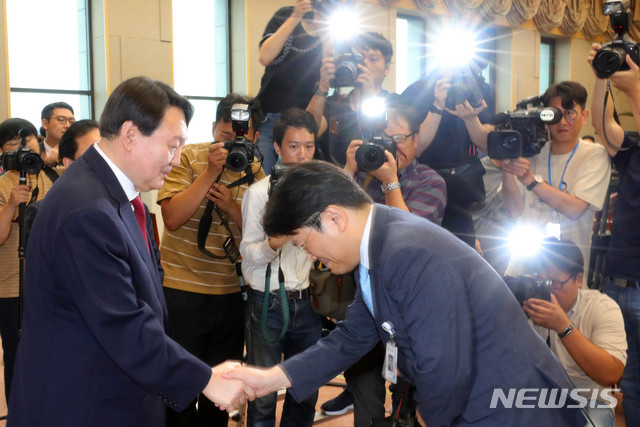 【서울=뉴시스】배훈식 기자 = 윤석열 신임 검찰총장이 25일 오후 서울 서초구 대검찰청 대회의실에서 열린 취임식에 참석자들과 악수하고 있다. 2019.07.25.&nbsp; dahora83@newsis.com