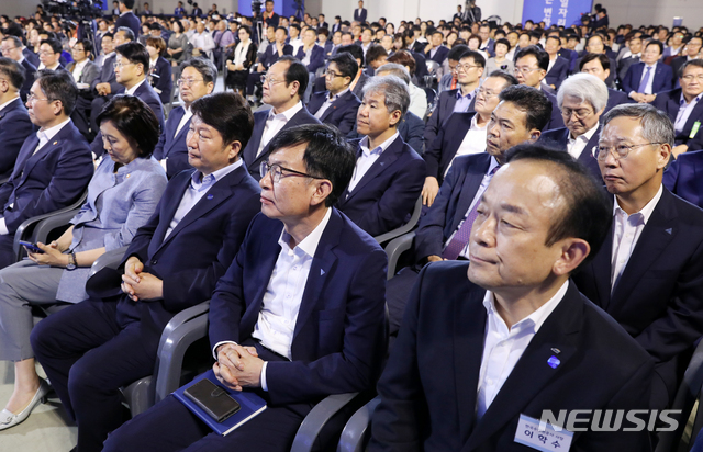 【구미=뉴시스】전신 기자 = 25일 경북 구미 구미코에서 열린 상생형 구미 일자리 투자 협약식에 김상조 정책실장, 김수현 전 정책실장, 홍장표 소득주도성장 특별위원장, 반장식 전 일자리수석이 참석해 있다. 2019.07.25.&nbsp; photo1006@newsis.com