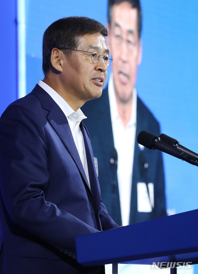 【구미=뉴시스】전신 기자 = 신학철 LG화학 대표이사가 25일 경북 구미 구미코에서 열린 상생형 구미 일자리 투자 협약식에서 소감을 발표하고 있다. 2019.07.25.&nbsp; photo1006@newsis.com