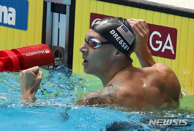【광주=뉴시스】이영환 기자 = 25일 오후 광주 광산구 남부대학교 시립국제수영장에서 열린 2019 광주세계수영선수권대회 남자 자유형 100m 결승, 미국의 카엘렙 드레셀이 기록을 확인 한 후 기뻐하고 있다. 2019.07.25.20hwan@newsis.com