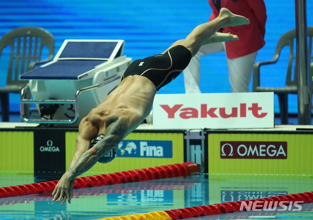 【광주=뉴시스】 고범준 기자 = 25일 오후 광주 광산구 남부대학교 시립국제수영장에서 열린 2019 광주세계수영선수권대회 경영 남자 자유영100m 결승 경기, 미국 카엘렙 드레셀이 출발하고 있다. 2019.07.25. bjko@newsis.com
