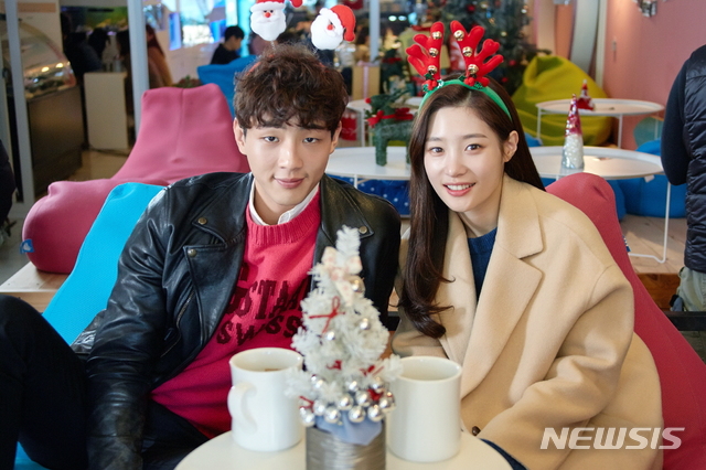 지수, 정채연(오른쪽)