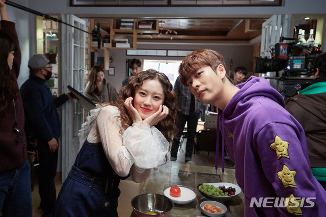 최리, 강태오(오른쪽)