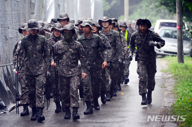 【청주=뉴시스】 인진연 기자 = 37사단 장병들이 지난 23일 충북 청주에서 실종된 여중생 조은누리(14)양을 찾는 수색작전을 위해 25일 현장으로 이동하고 있다. 2019.07.26 inphoto@newsis.com