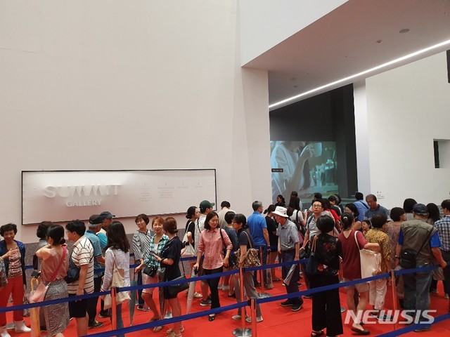 【서울=뉴시스】김가윤 기자 = 서울 강남구 써밋갤러리에서 개관한 '과천 푸르지오 써밋' 견본주택에는 아침부터 50여명의 방문객들이 입장을 위해 줄지어 서있었다. 2019.07.26 yoon@newsis.com