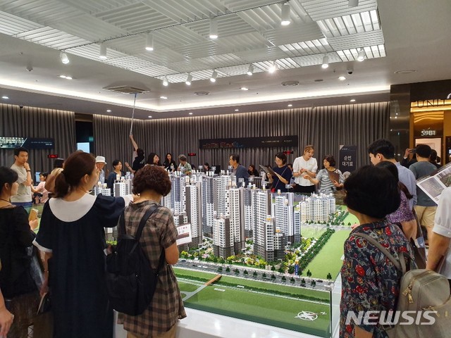 【서울=뉴시스】김가윤 기자 = 서울 강남구 써밋갤러리에서 개관한 '과천 푸르지오 써밋' 견본주택에는 아침부터 50여명의 방문객들이 입장을 위해 줄지어 서있었다. 사진은 견본주택을 구경하는 방문객들. 2019.07.26 yoon@newsis.com