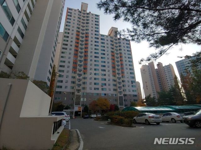 【서울=뉴시스】김가윤 기자 = 서울 도봉구 창동 808 동아청솔아파트 109동 103호가 경매에 나왔다. 1997년 6월 준공된 18개동 1981세대 단지로 해당 물건은 24층 중 1층이다. 전용면적은 85㎡다. 2019.07.29 (제공=지지옥션)&nbsp; yoon@newsis.com