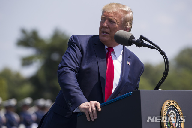 【워싱턴=AP/뉴시스】도널드 트럼프 미국 대통령이 25일(현지시간) 펜타곤에서 열린 마크 에스퍼 신임 국방장관 취임식에 참석해 연설하고 있다. 트럼프 대통령은 "신임 국방장관이 전쟁과 평화의 시간 속에서 자신의 임무에 충실했고 실패하지 않은 용감한 남자"라고 소개하며 "현재 미군은 어느 때보다 강력하다"라고 강조했다. 트럼프 대통령은 이날 북한의 단거리 탄도미사일 발사와 관련한 언급은 하지 않았다. 2019.07.26.