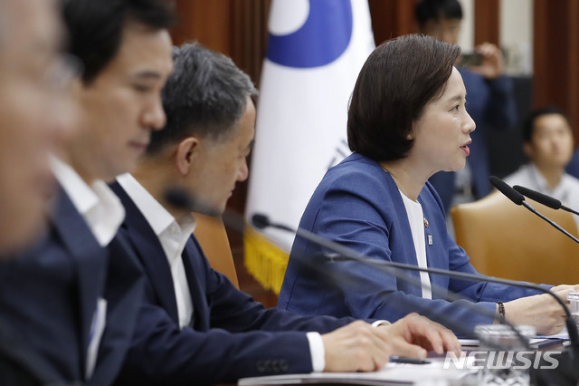 【서울=뉴시스】최동준 기자 = 유은혜 사회부총리 겸 교육부 장관이 26일 서울 종로구 정부서울청사에서 열린 사회관계장관회의에서 모두발언을 하고 있다. 2019.07.26. photocdj@newsis.com