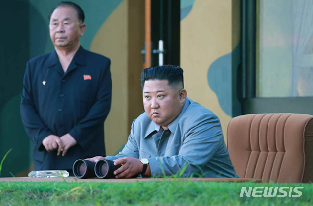 【서울=뉴시스】북한 노동신문은 김정은 국무위원장이 지난 25일 신형전술유도무기 위력시위사격을 조직지도 했다고 26일 보도했다.&nbsp; 노동신문은 "최고령도자동지께서는 거듭되는 경고에도 불구하고 남조선지역에 첨단공격형 무기들을 반입하고, 군사연습을 강행하려고 열을 올리고 있는 남조선 군부호전세력들에게 엄중한 경고를 보내기 위한 무력시위의 일환으로 신형전술유도무기 사격을 조직하시고, 직접 지도하시었다"고 보도했다. 2019.07.26. (출처=노동신문)&nbsp; photo@newsis.com 