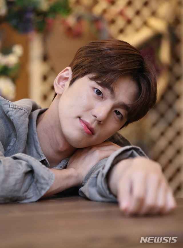 【서울=뉴시스】 전진환 기자 = 최근 종영한 드라마 '퍼퓸'의 김민규가 25일 오전 서울 강남구 논현로의 한 카페에서 뉴시스와 인터뷰 중 포즈를 취하고 있다. 김민규는 드라마 '퍼퓸'에서 아이돌에서 월드 스타가 된 윤민석을 연기했다. 2019.07.29. amin2@newsis.com