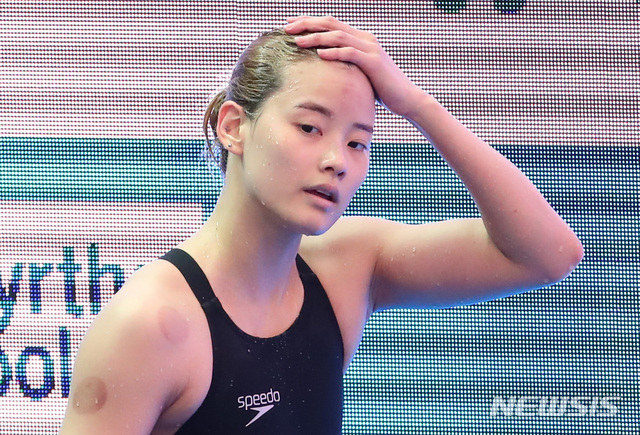 【광주=뉴시스】이영환 기자 = 26일 오전 광주 광산구 남부대학교 시립국제수영장에서 열린 2019 광주세계수영선수권대회 여자 배영 200m 예선, 한국 임다솔이 경기를 마치고 이동하고 있다. 2019.07.26.20hwan@newsis.com