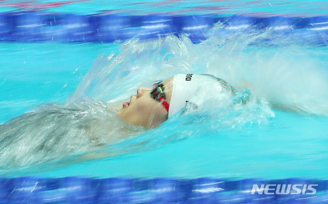 【광주=뉴시스】이영환 기자 = 26일 오전 광주 광산구 남부대학교 시립국제수영장에서 열린 2019 광주세계수영선수권대회 여자 배영 200m 예선, 한국 임다솔이 물살을 가르고 있다. 2019.07.26.20hwan@newsis.com