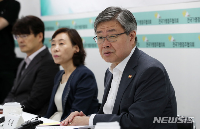 【서울=뉴시스】홍효식 기자 = 이재갑 고용노동부 장관 등이 26일 오전 서울 서초구 방배동 가맹점주협의회에서 열린 소상공인-자영업자와의 대화에서 모두발언을 하고 있다. 2019.07.26.&nbsp; yesphoto@newsis.com