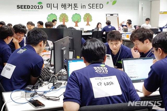 【서울=뉴시스】LG전자가 지난 2019년 7월 서울 서초구 양재동에 위치한 서초R&D캠퍼스에서 ‘소프트웨어 개발자의 날 2019’를 개최했다. 개발자들이 해커톤에 참여하고 있다. 2019.07.26. (사진=LG전자 제공) photo@newsis.com
