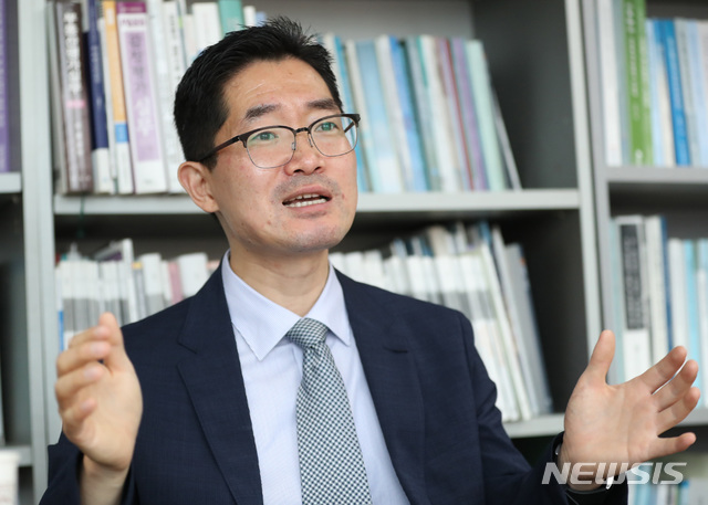 【서울=뉴시스】 전진환 기자 = 한국부동산연구원 이성원 연구실장이 25일 오전 서울 강남대로에 위치한 감정평가사협회에서 뉴시스와 인터뷰하고 있다. 2019.07.26. amin2@newsis.com