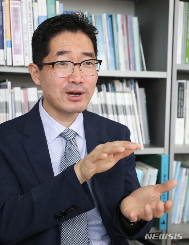 【서울=뉴시스】 전진환 기자 = 한국부동산연구원 이성원 연구실장이 25일 오전 서울 강남대로에 위치한 감정평가사협회에서 뉴시스와 인터뷰하고 있다. 2019.07.26. amin2@newsis.com