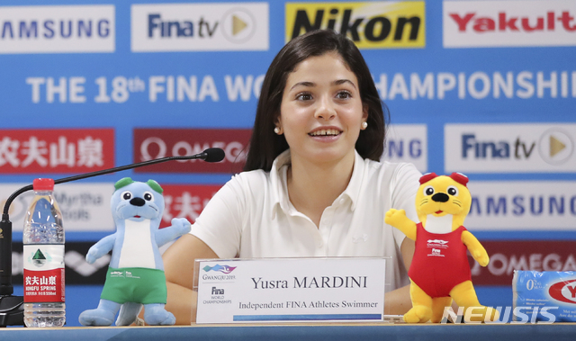 【광주=뉴시스】최진석 기자 = 26일 광주 광산구 남부대학교 시립국제수영장 기자회견장에서 '2019 광주세계수영선수권대회' 경영에 출전한 국제수영연맹(FINA) 독립선수인 시리아 난민 출신 유스라 마르디니가 기자회견을 하고 있다. 2019.07.26.myjs@newsis.com