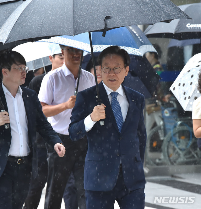 【수원=뉴시스】 김종택 기자 = 직권남용과 공직선거법 위반 혐의에 대해 무죄 판결을 받은 이재명 경기지사가 26일 오후 경기도 수원시 영통구 수원고등법원에서 열린 항소심 4차 공판에 출석하고 있다. 2019.07.26. semail3778@naver.com